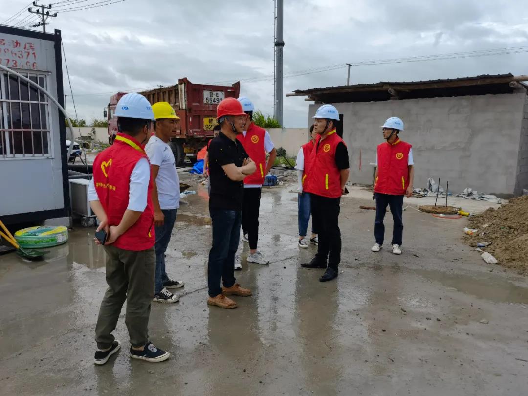 迎战台风“烟花”，，，，，，，党员志愿者在行动.jpg