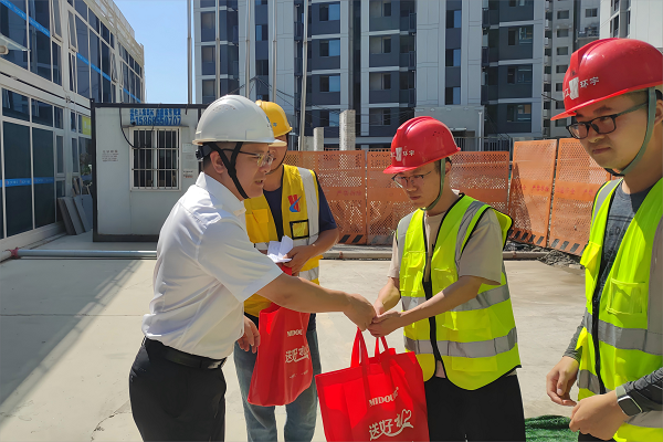 【网站】门徒娱乐集团副总经理张春旭赴项目一线开展高温慰问.png